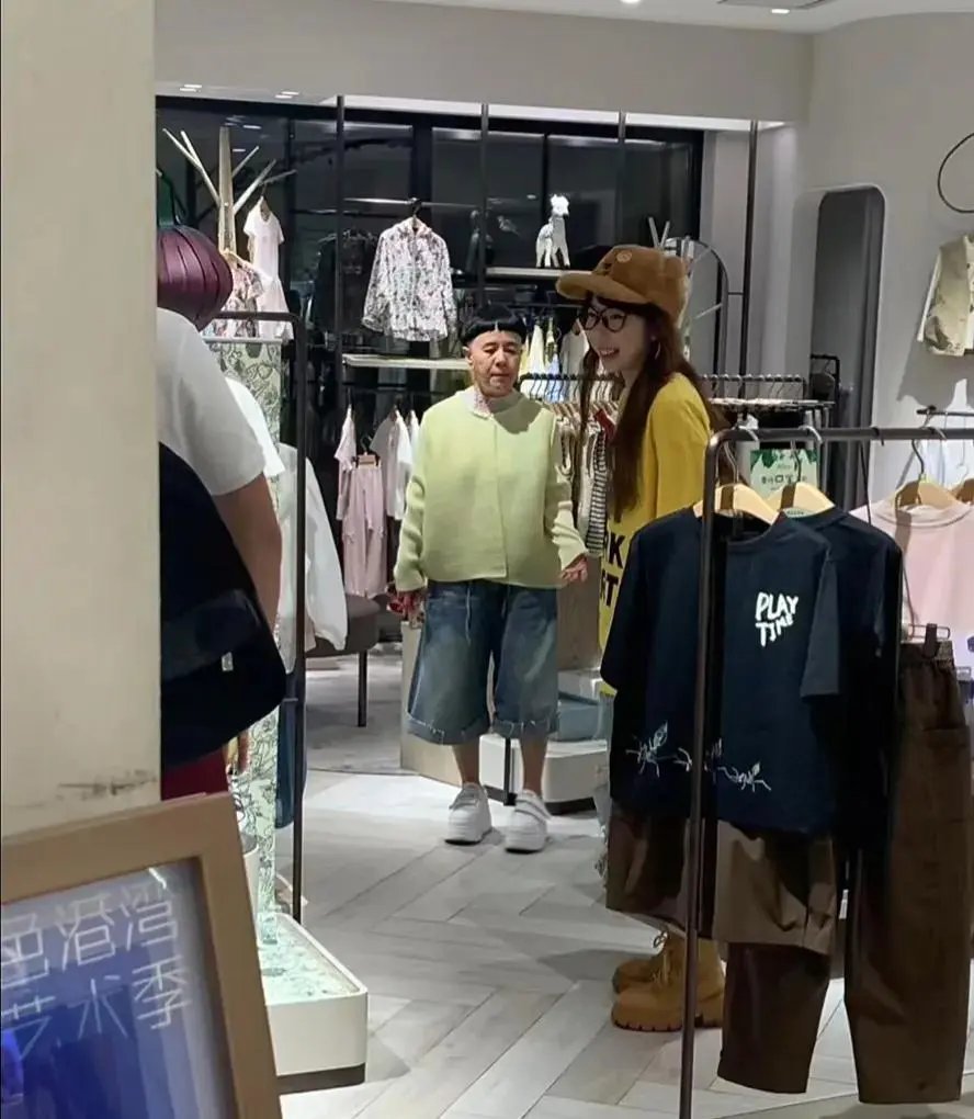 金龟子现身重庆购物，锅盖头配增高鞋八分裤，松弛感拉满！ ​​​