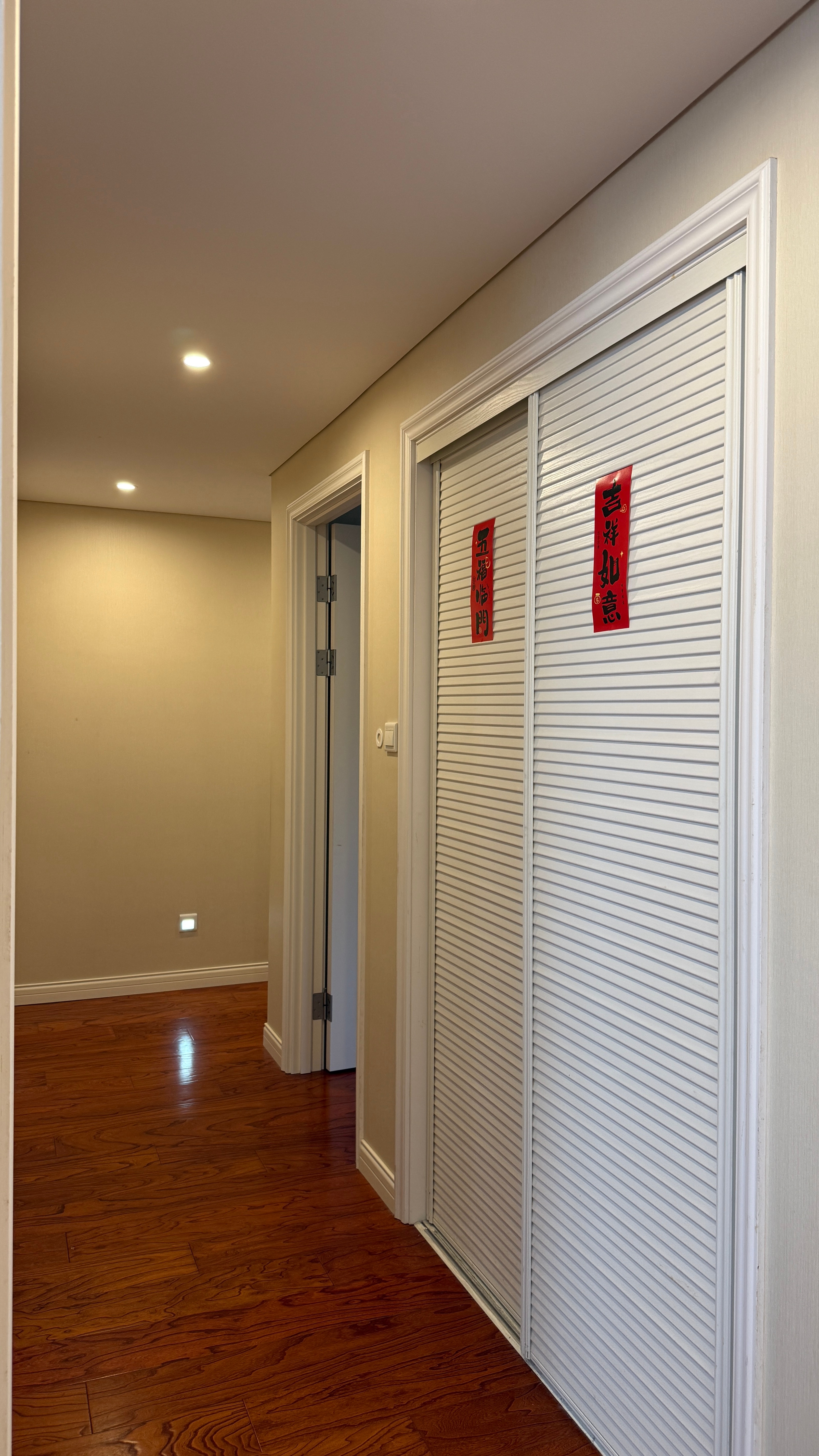 除夕太忙了，我们这里的风俗是年三十要去给祖宗上坟的，这一上午就没有了。我妈看见我