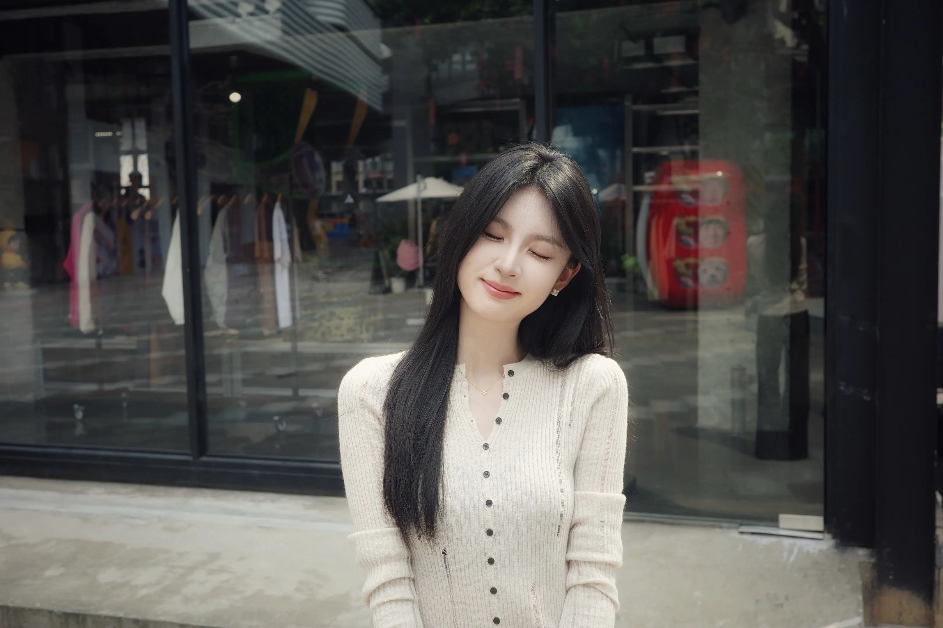 楼下的杂货店买不烟。