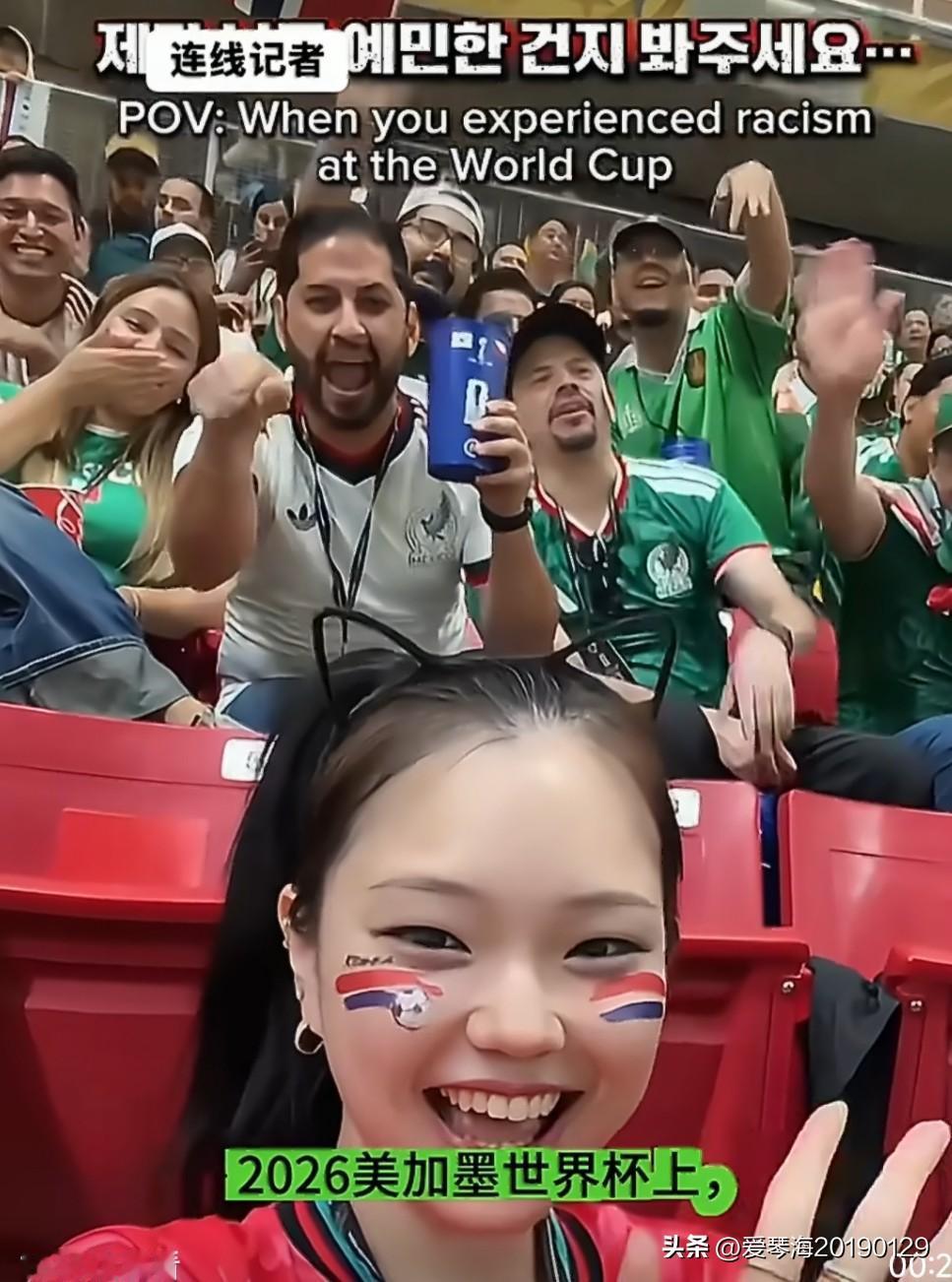 多么漂亮可爱的韩国小美女啊！她妆容精致，笑容灿烂、迷人自信，根本不用在乎她后面的