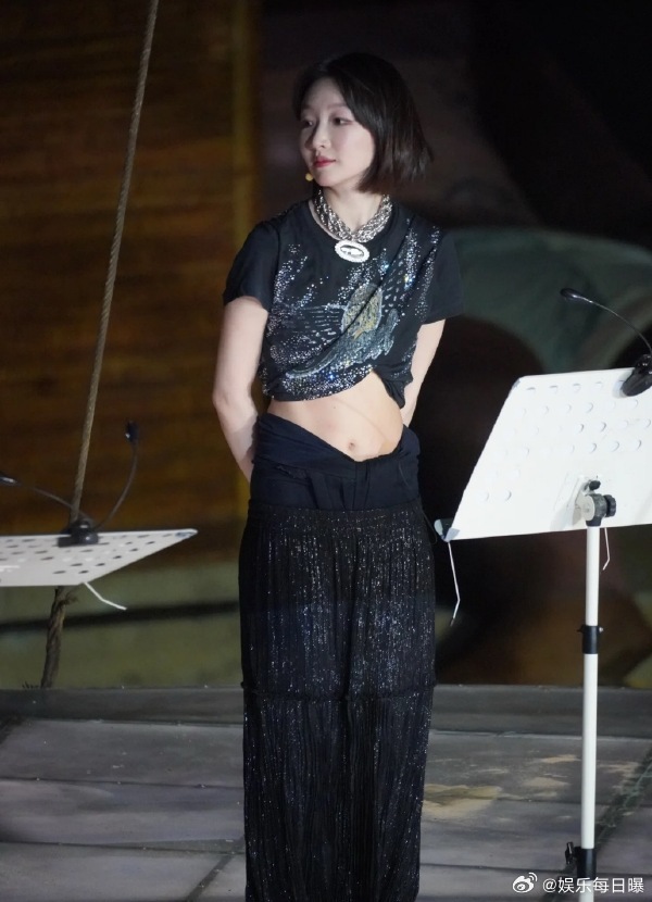 周冬雨文城情绪激动  周冬雨文城表演念错台词 第二场演出明显调整状态、减少看稿频