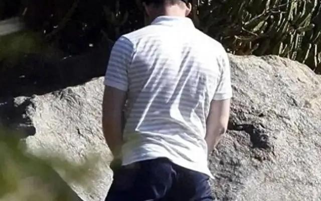 海拔五千米，风像刀子一样割着脸。

一个男人蹲下来，只是想解个手。三分钟后，他再