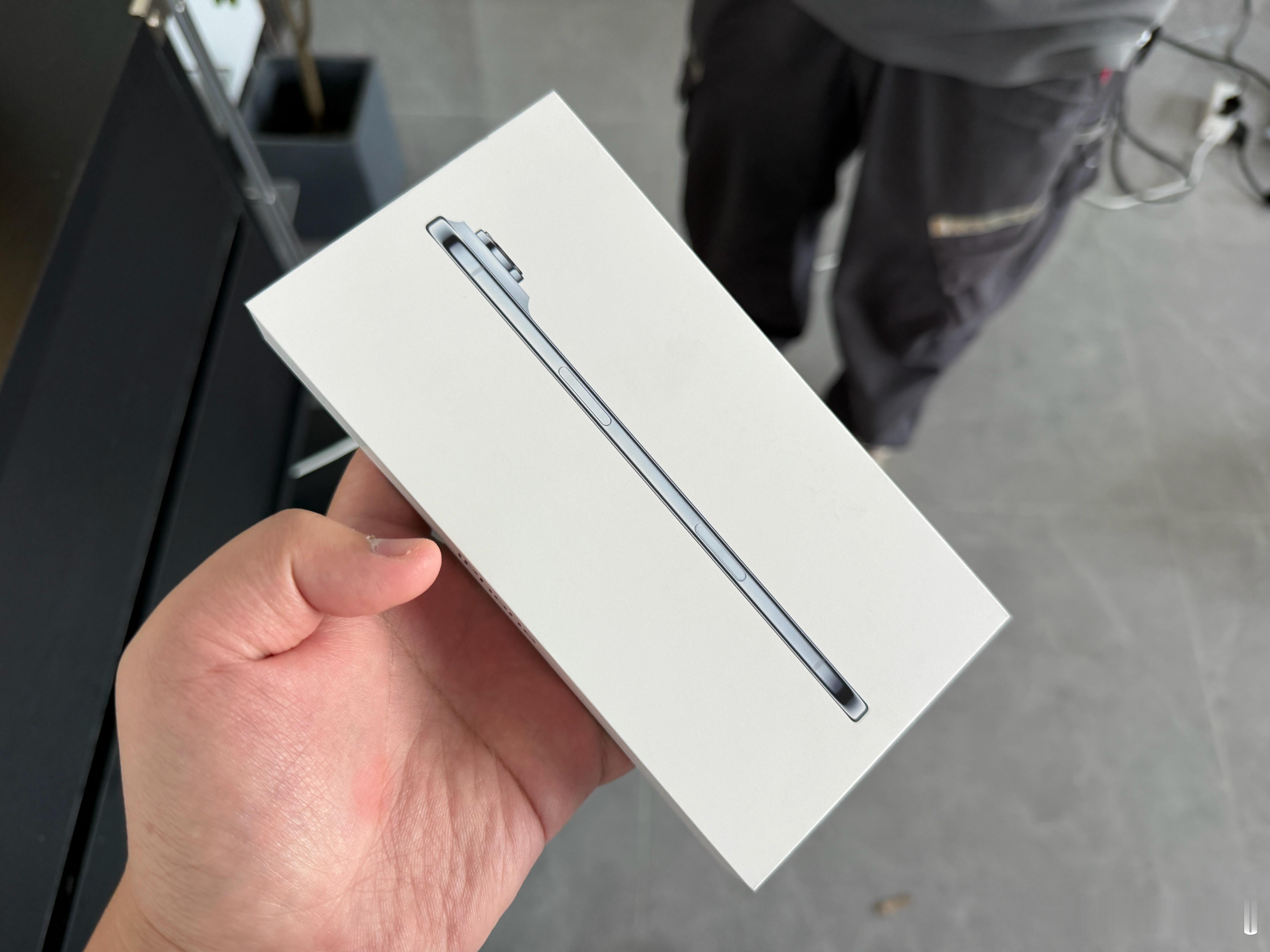 昨天在拼多多买了一台iPhone Air今天到货，顺丰快递小哥说要当面激活想他要