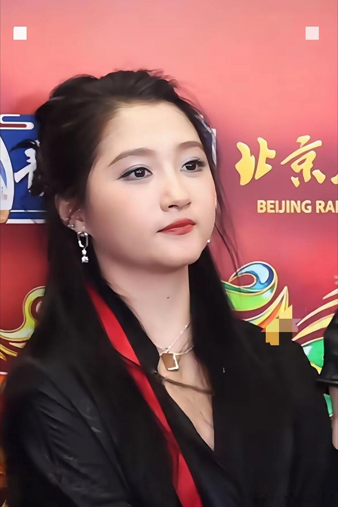 关晓彤这状态我真的看愣了这次北京台春晚路透图，她好像变样了！28岁的年纪，怎么看