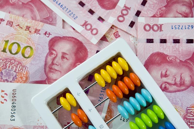 股市一旦跌破4000点，对股民持股和购买股票都会造成巨大打击。而且，居民到期的几