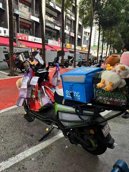 杭州奶茶店员一天连做千杯奶茶外卖单像雪花一样飞来，饿了么骑手都在门口排起了长队等