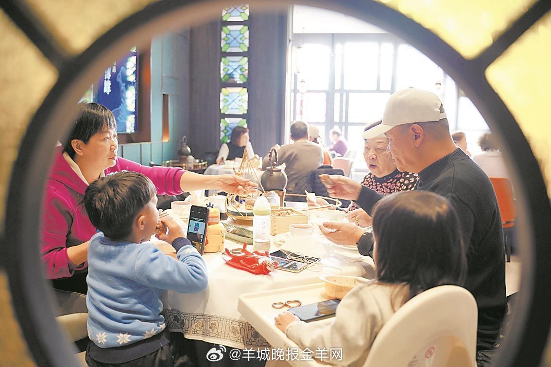 #广州身边事# 【#广州早茶新规5月施行#：#传统茶点需24小时内现制# #收茶