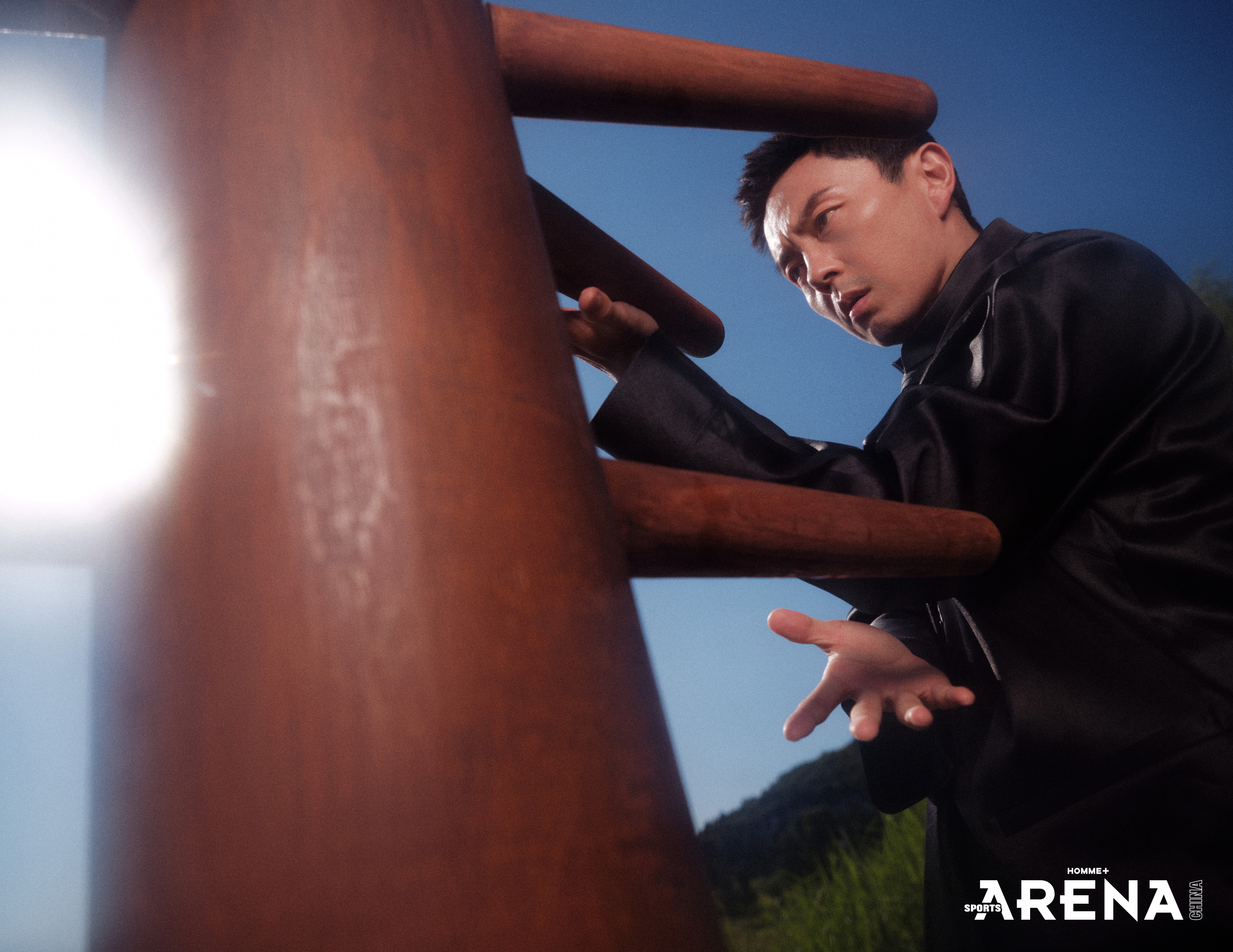 文武兼备的谢苗登ARENA封面，新中式衫与休闲西装交替出镜，山水旷野间一展拳脚，
