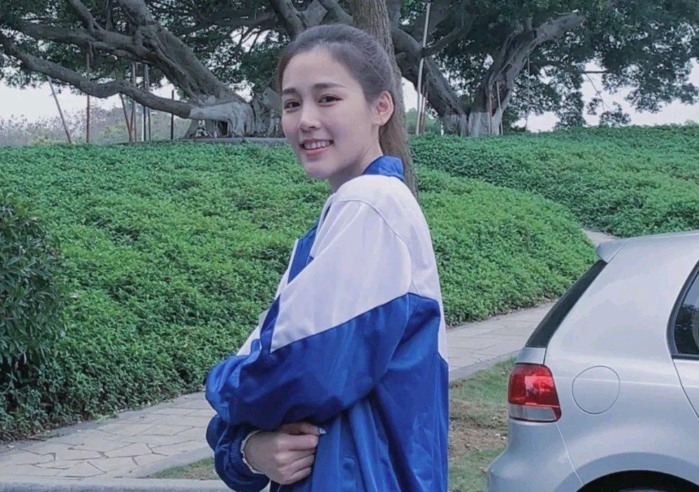 “女主播隐瞒婚姻接受2500万打赏被控诈骗”这事太抓马了。起诉书说女主播魏莹虚构