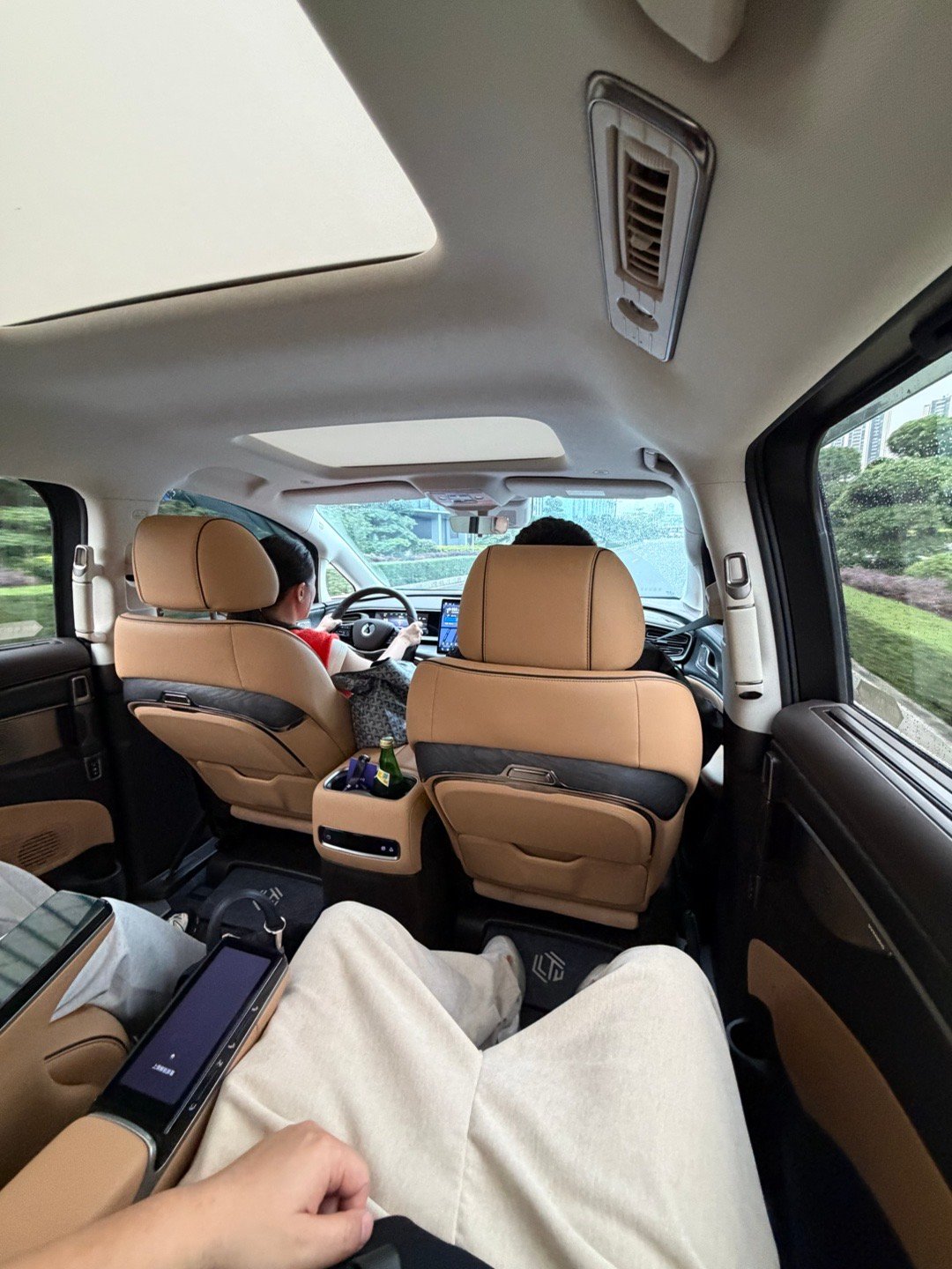 下班，去机场回北京。大D9坐着，头部美女KOL开着车，这待遇，给个榜一也不换啊 