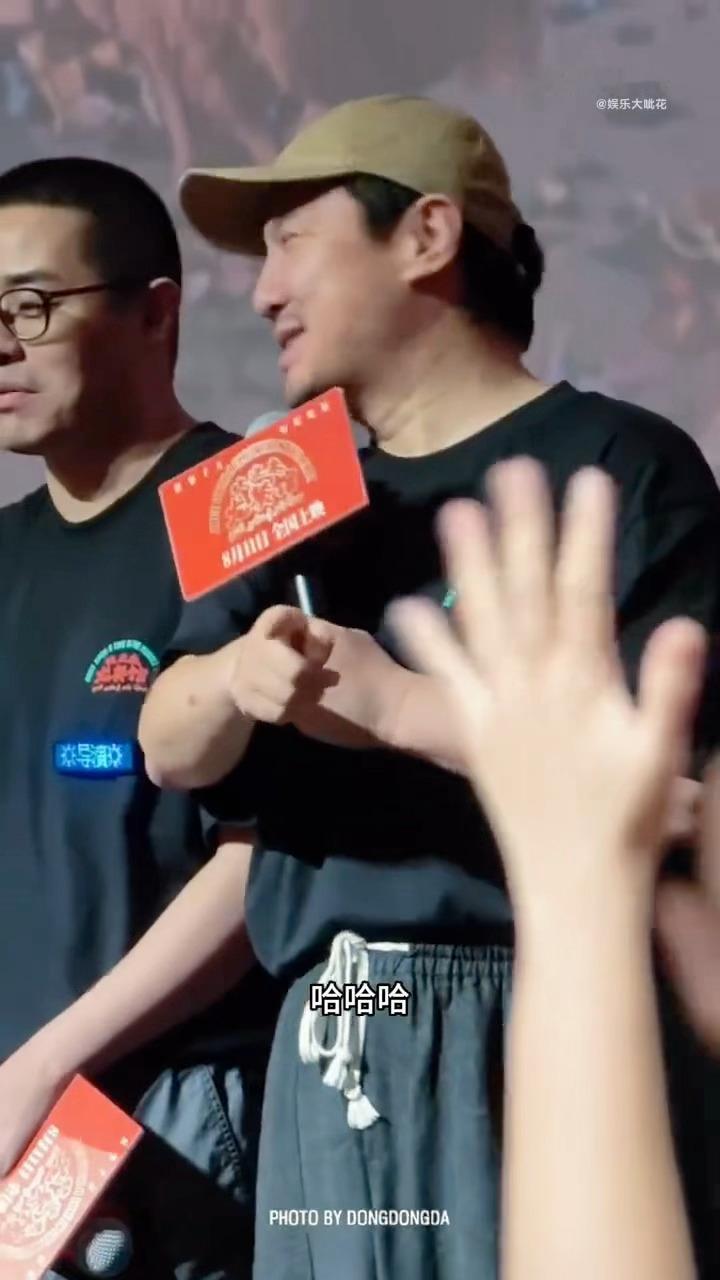 沈腾路演被粉丝叫爸爸谁能扛得住现场突如其来的花式喊话，沈腾毫无防备被粉丝喊爸爸，
