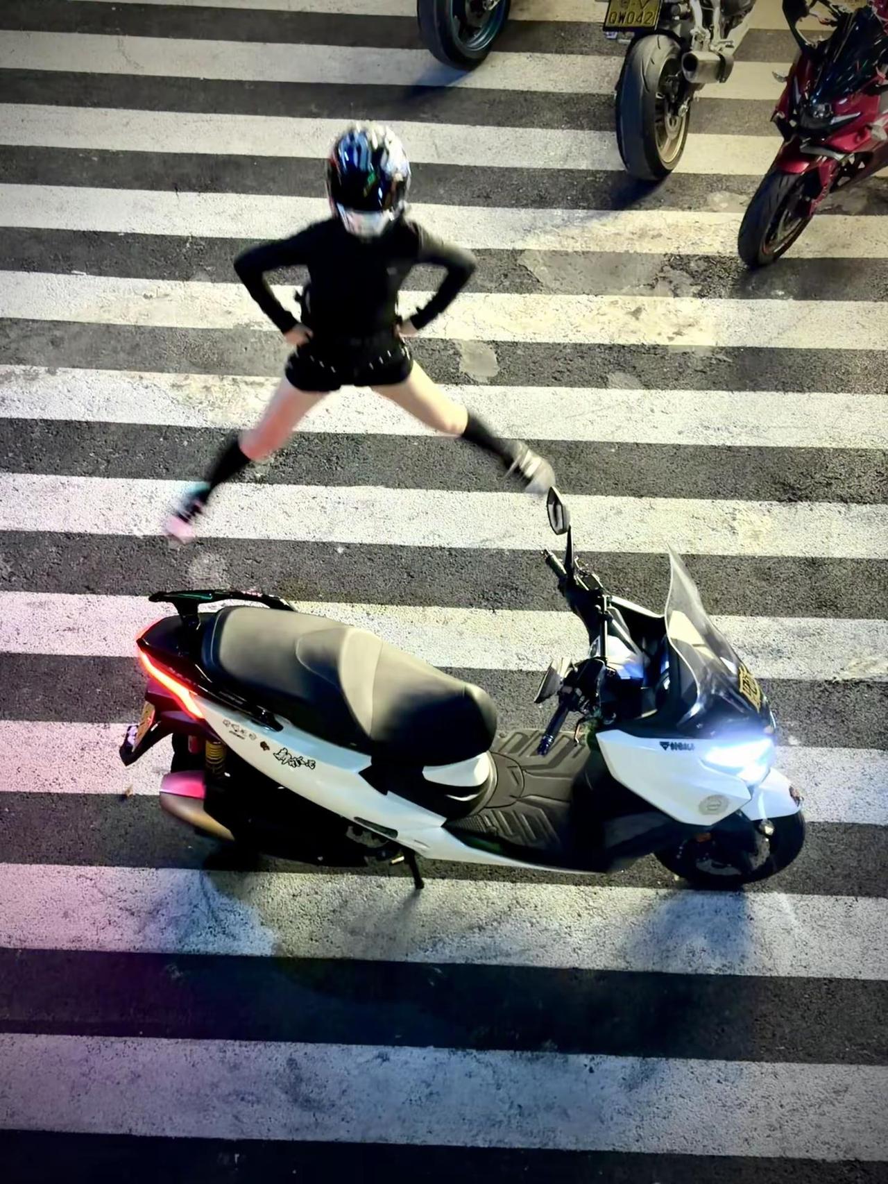 没有故意耍帅 有些是天生的光阳星旅计划 光阳摩托 CT250 女骑