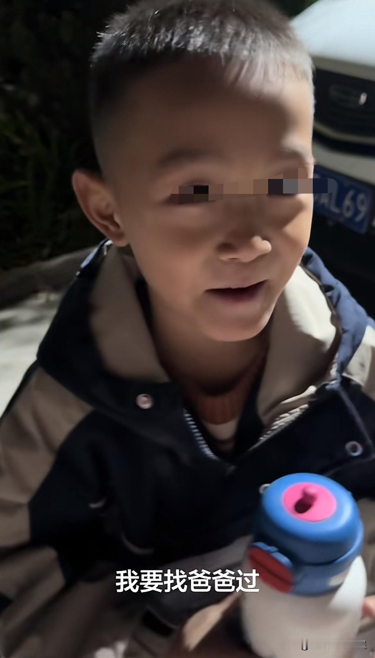 单亲妈妈独自抚养儿子六年，儿子天天吵着要爸爸，妈妈决定放手，把抚养权给孩子亲爸。