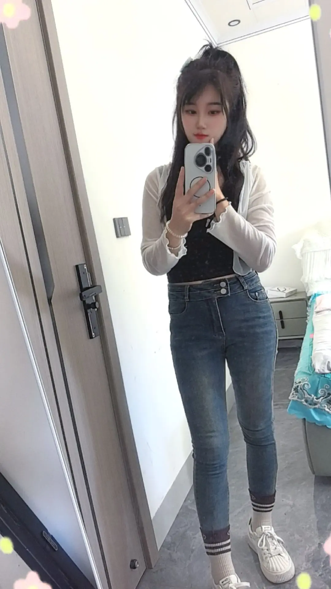 爱你的人，不一定会等你，但等你的人，一定很爱你，因为喜欢是瞬间的心动...