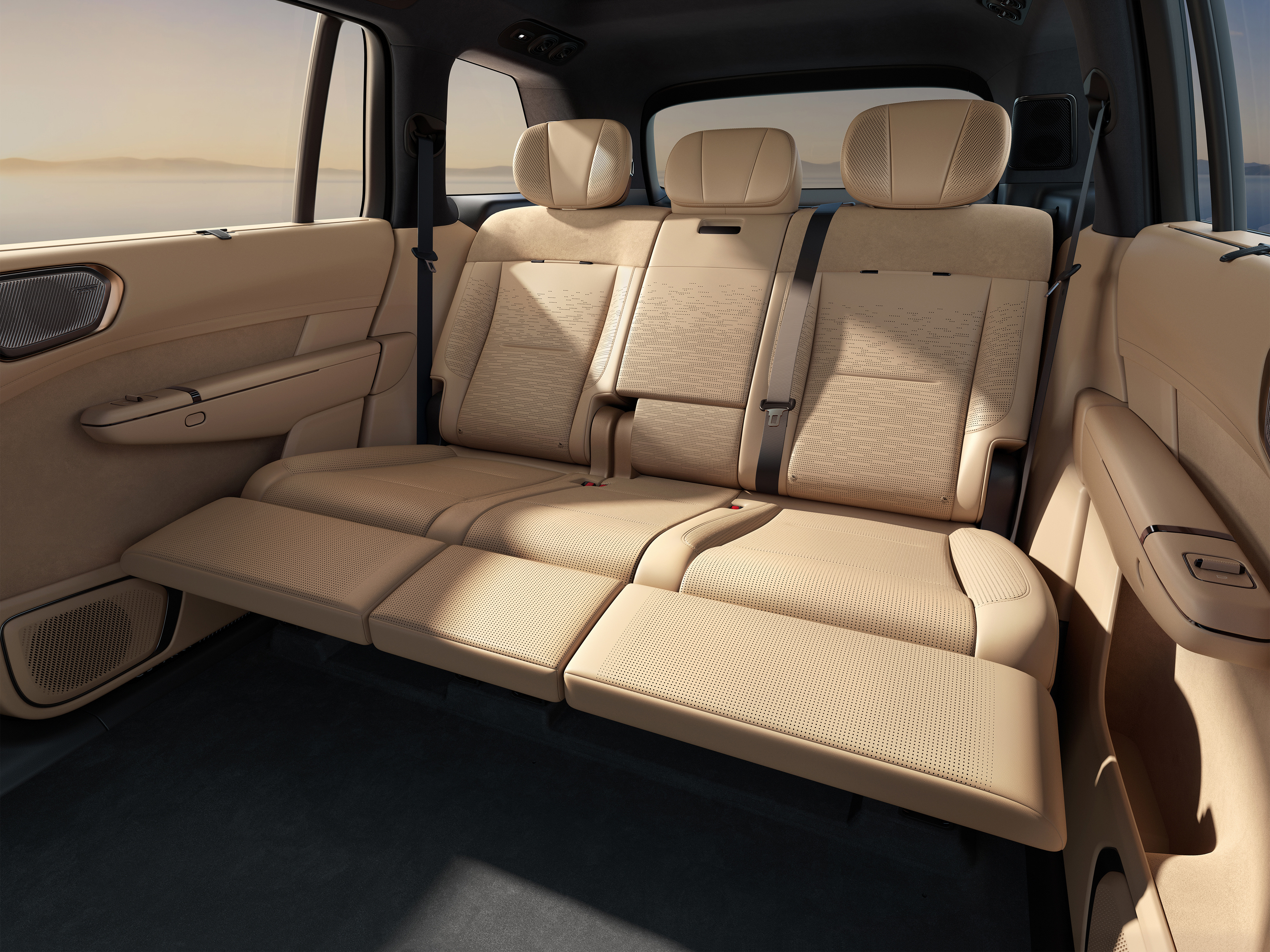 900五座版先前已经多方暗示过，如今也正式公布了。对领克来说也算是第一款大五座S