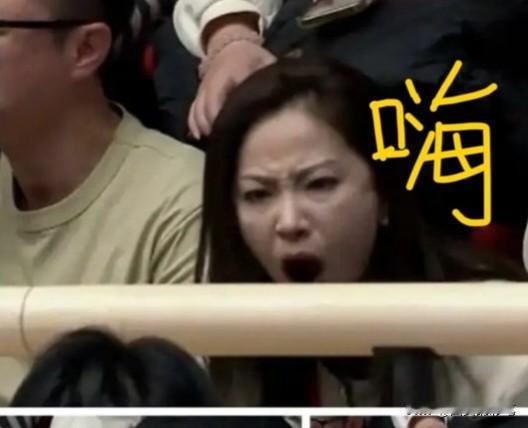 天津女排王茜，张大嘴巴地喊着，隔着屏幕，都能感受到她心中的怒火。
这天津女排被北