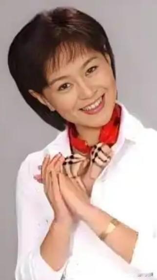 鞠萍将于6月1日正式退休，结束42年少儿节目主持生涯。她是央视首位专职青少年节目
