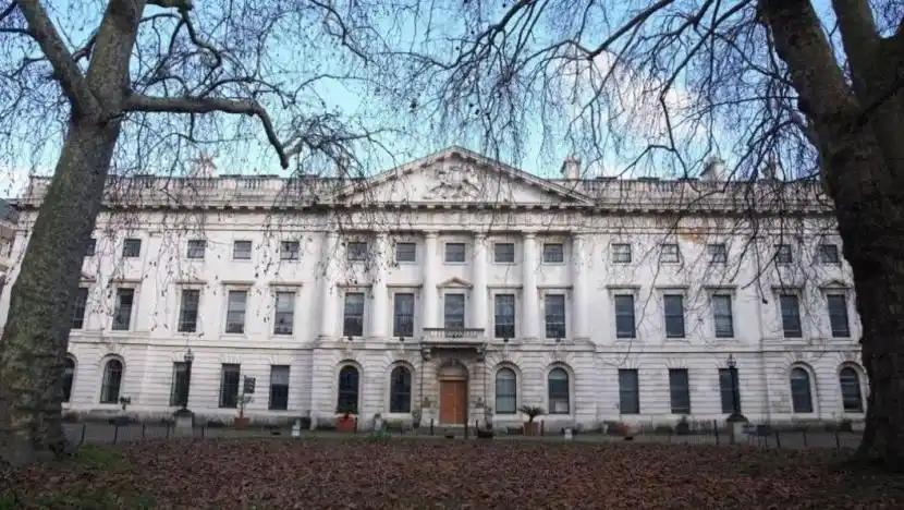 没意外，英国选择了中国！
 
两百多年前，伦敦塔旁那座皇家铸币厂里，一枚枚英镑被