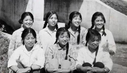 1998年，天津静海一中女生宿舍，7名花季少女惨死，农药味刺鼻。唯一幸存者孙亚宇