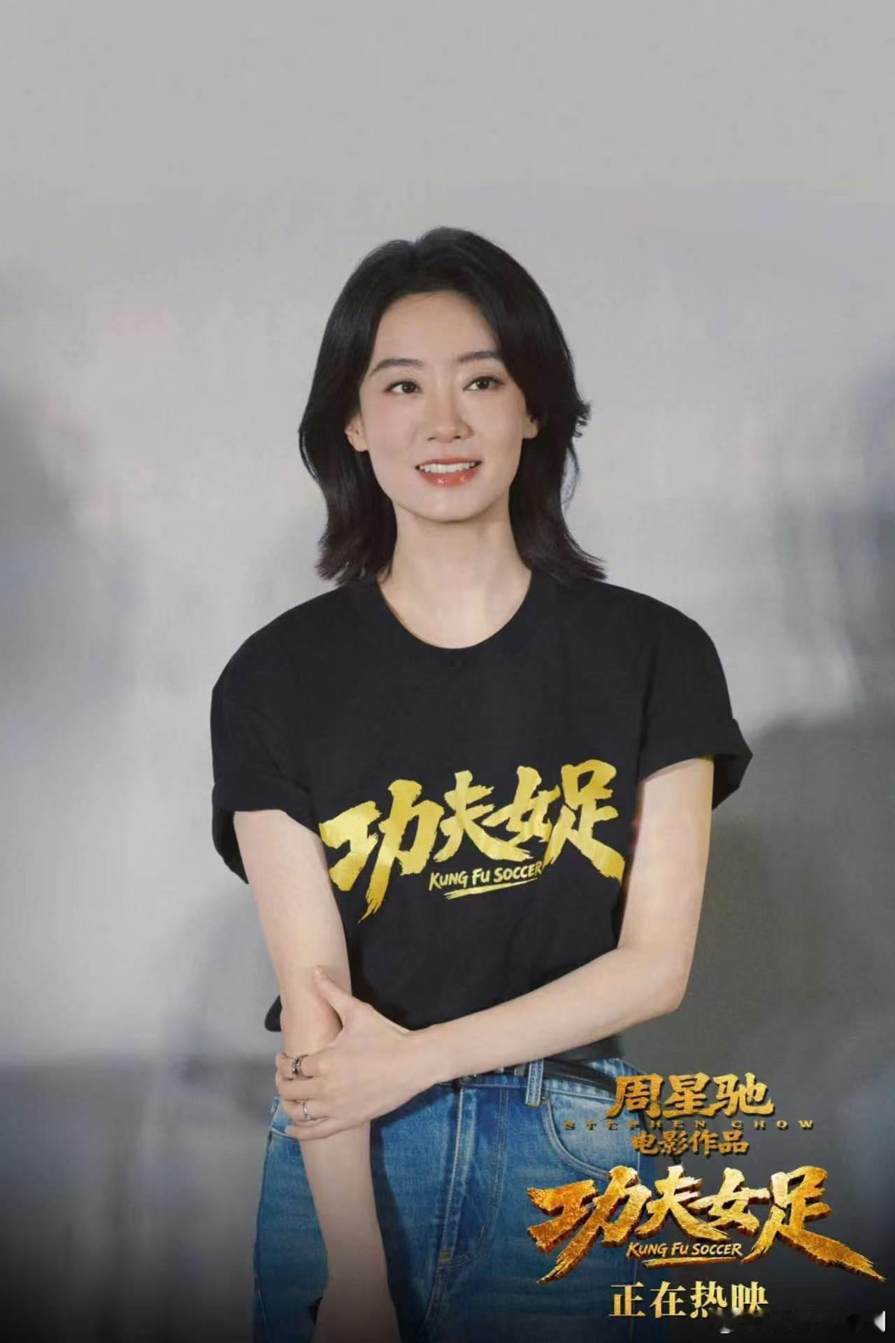 功夫女足张小斐张艺兴跨服聊天 这段跨服聊天片段太搞笑了，女主专心打电话不知情，男