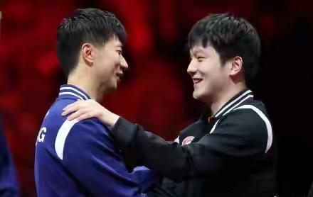 全运会乒乓球男团决赛，
都是神仙在打架：
樊振东与王楚钦的单打对决，樊振东以三比