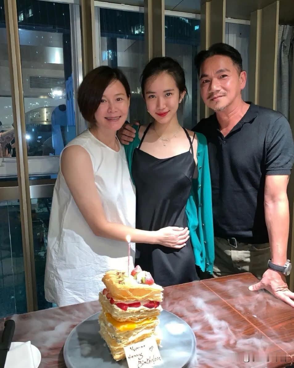 62岁骆达华被网友偶遇，勾起大批观众童年阴影；学霸女儿骆欣言颜值出众、多才多艺