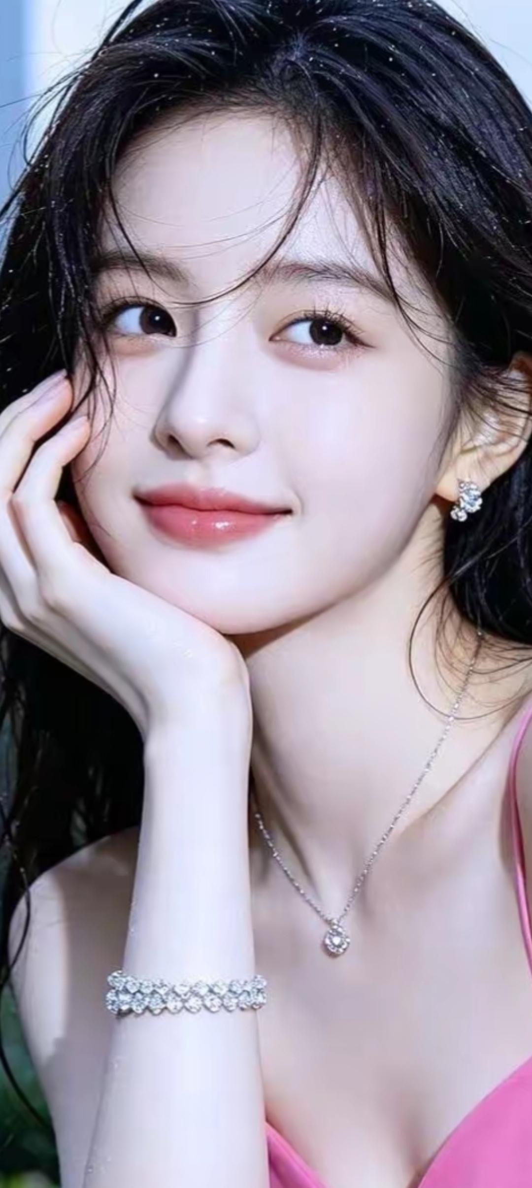 温柔甜美的少女，闪闪发光的珠宝，散发着优雅的气息。💖✨