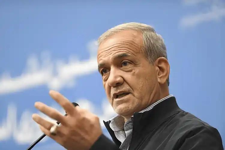 刀都架在脖子上了，伊朗总统突然站出来，对着全世界喊了两句话。第一，核武器，我们不