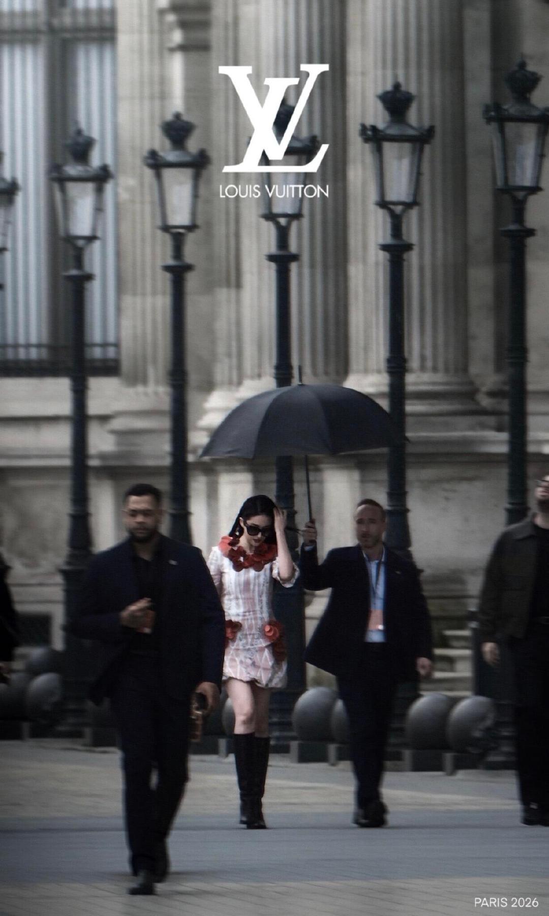 刘亦菲撑伞神图上新了刘亦菲撑伞神图加一刘亦菲只是走路，框框出片啊，刘亦菲撑伞神图