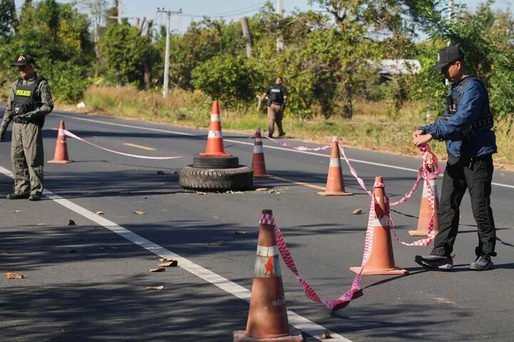 【#泰国轰炸柬埔寨赌场小镇#】据法新社12月18日报道，泰国18日轰炸了柬埔寨一