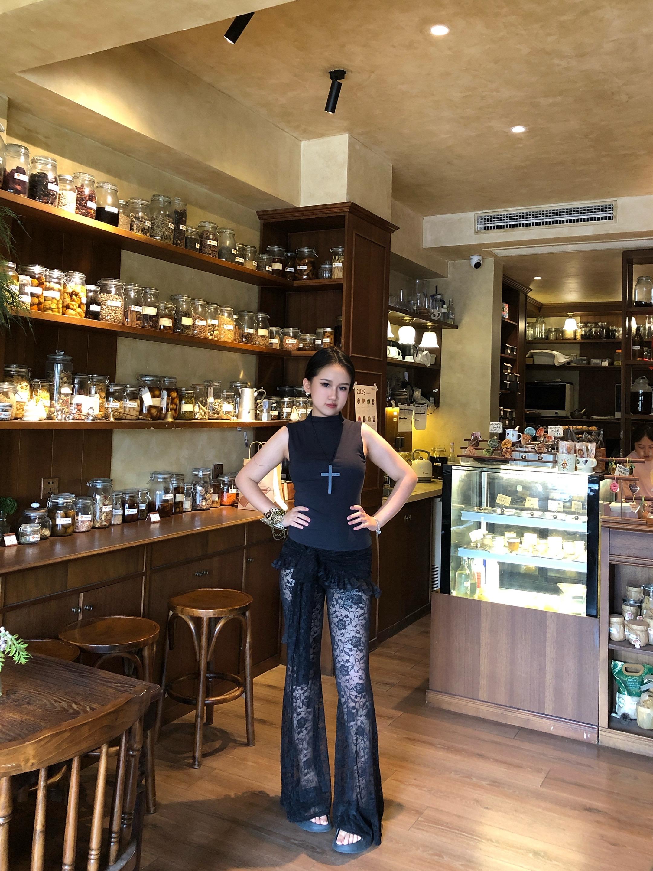 你到底喜欢谁啊，我去帮你跟她说，你不要整天发那种像离了婚的东西了