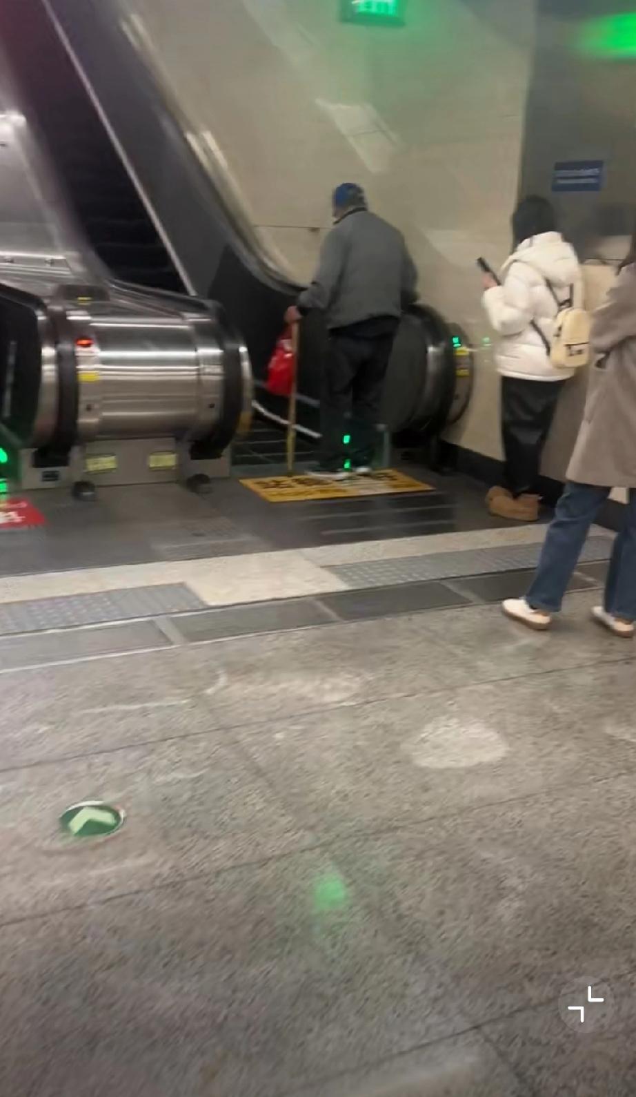 这大爷，站上去必倒！真不敢扶……[笑哭]大爷真是个妙人 大爷反应亮了 不要扶摔倒