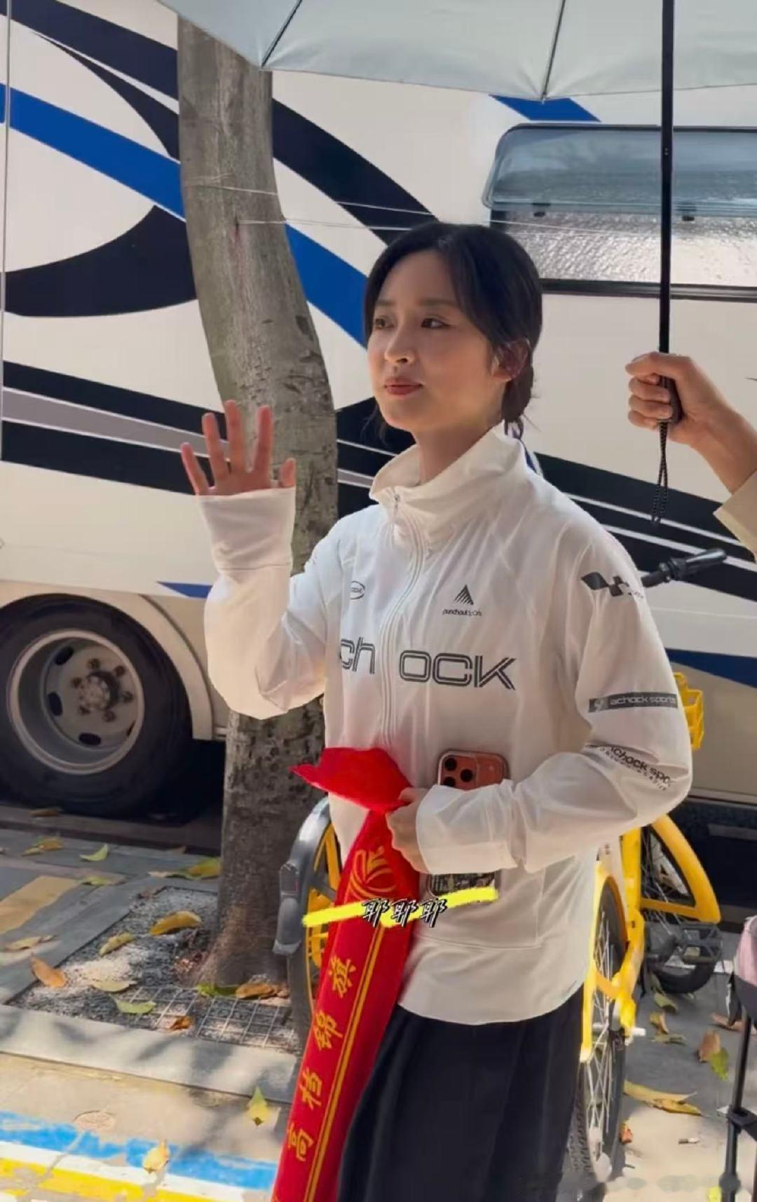 沈月被粉丝送锦旗沈月被粉丝送锦旗了！“只是沈月奖”颁给沈月，粉丝给沈月送全肯定锦