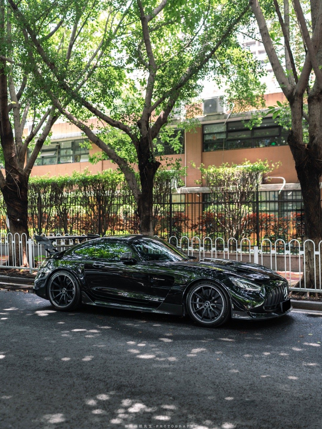 Mercedes-AMG GT Black Series神秘的黑色跑车，搭配米其