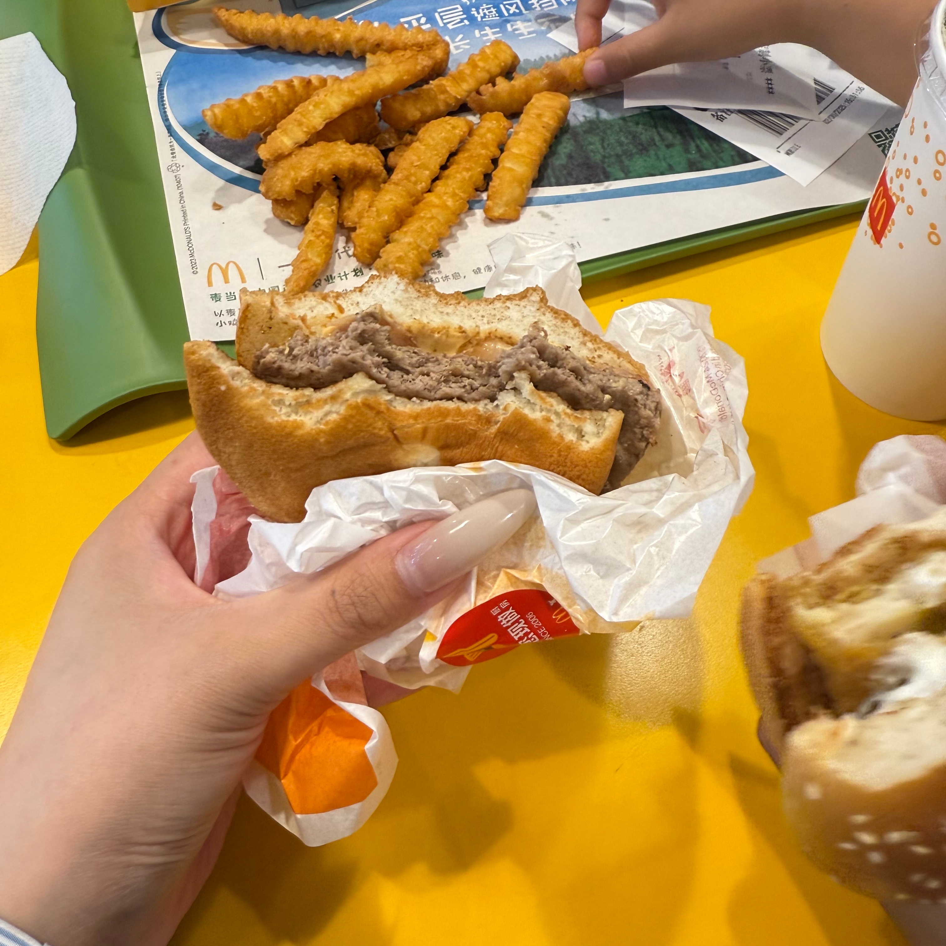 休息日🎉🎉 出来吃饭逛街都要晕倒的程度…真的不能再熬夜了[暖暖耶] ​​​