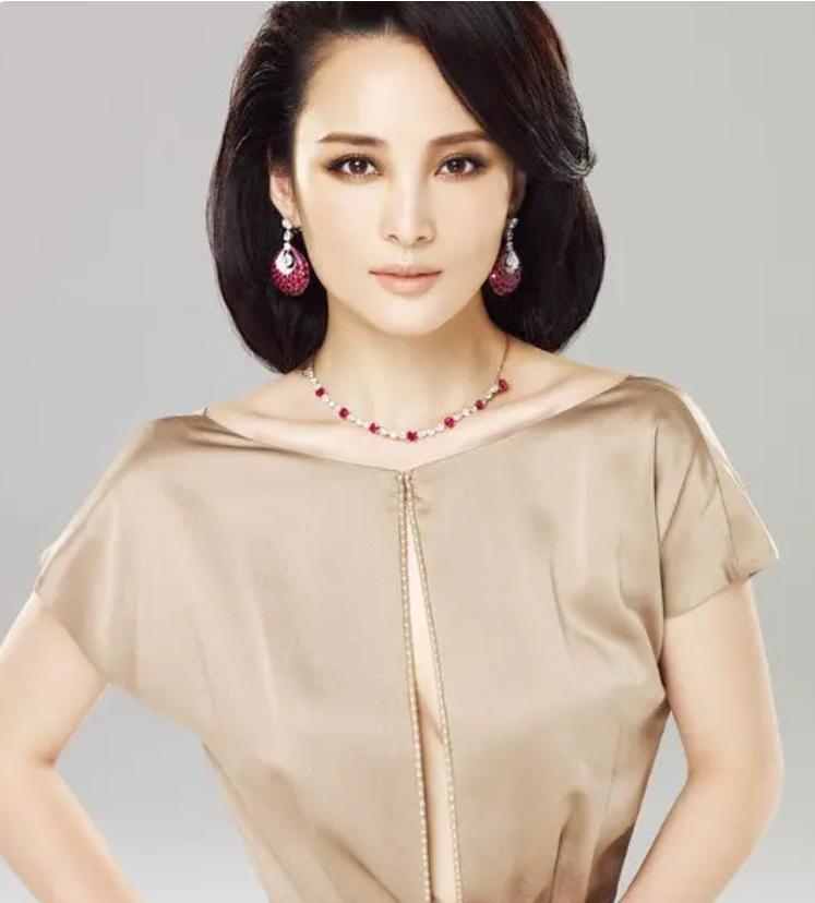 当年蒋勤勤上大学第一天，就引来众人围观…娱乐 明星