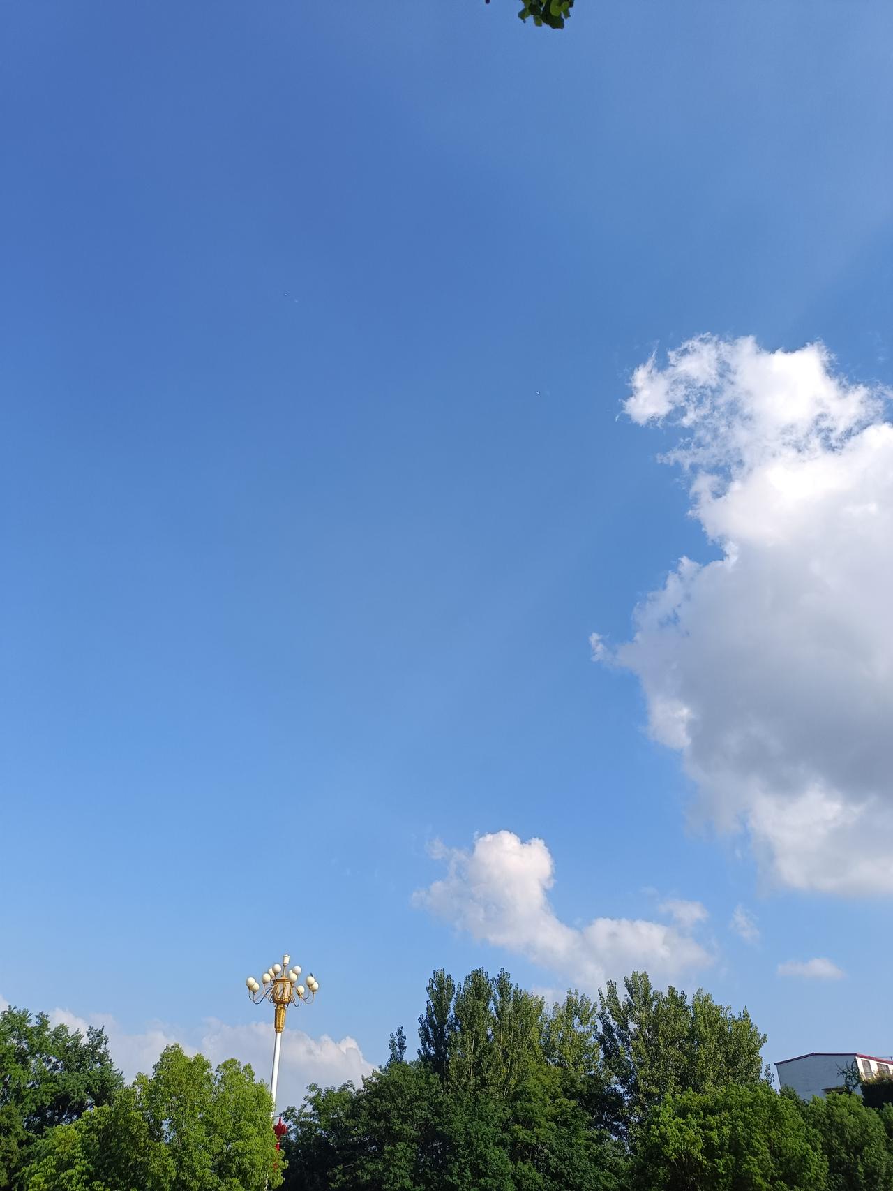 感觉今天空气很纯净。天空蓝蓝的，云像一团一团的棉花。今年热的时间长，这两天才感觉