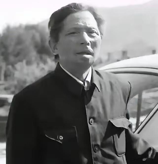 1971年，黑龙江一位退伍老兵到供销社打油，无意间瞥见油票上的印章署名，瞬间大惊