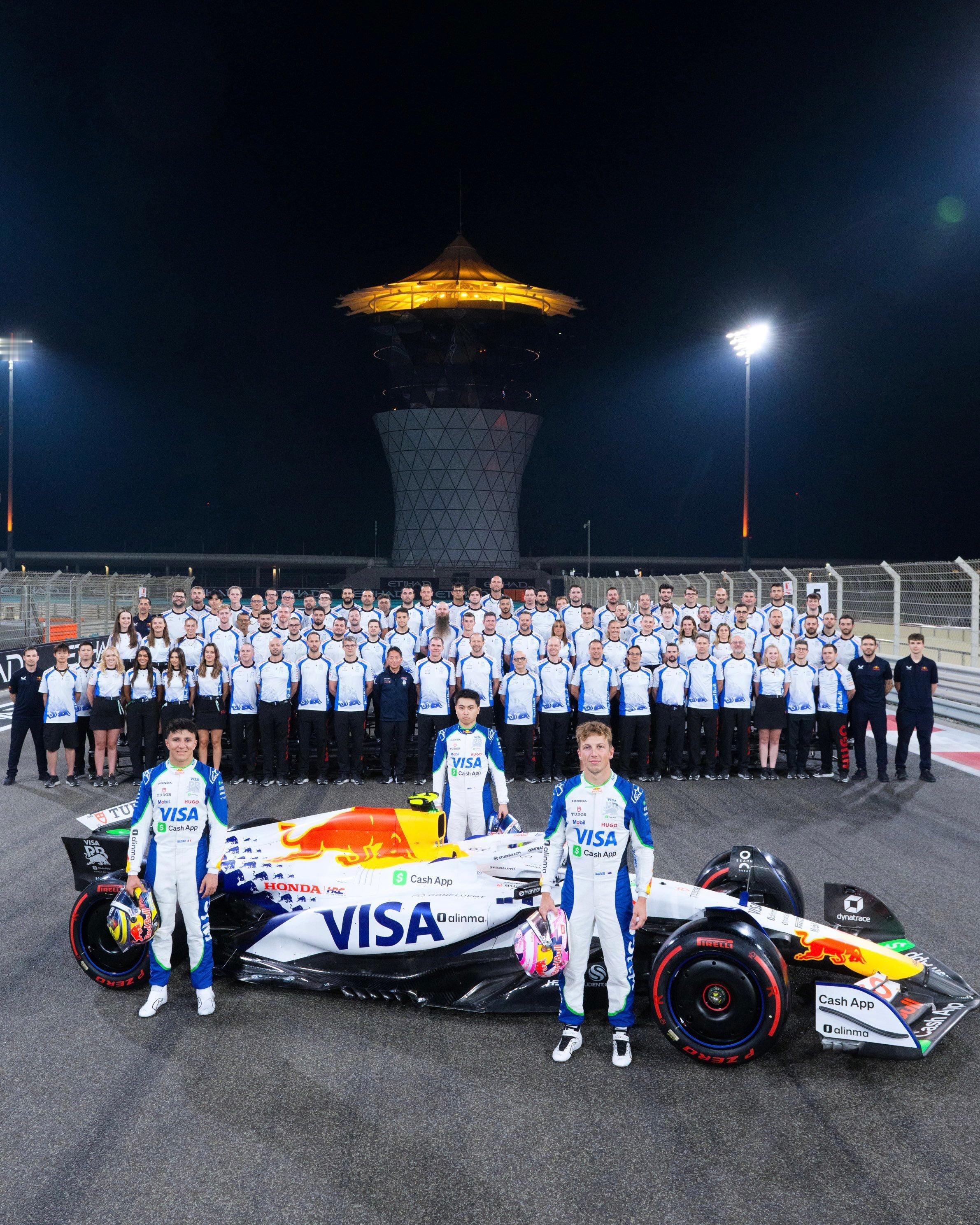 小红牛车队2025赛季F1收官大合照 共有91人（包含3名车手）F1赛车2025