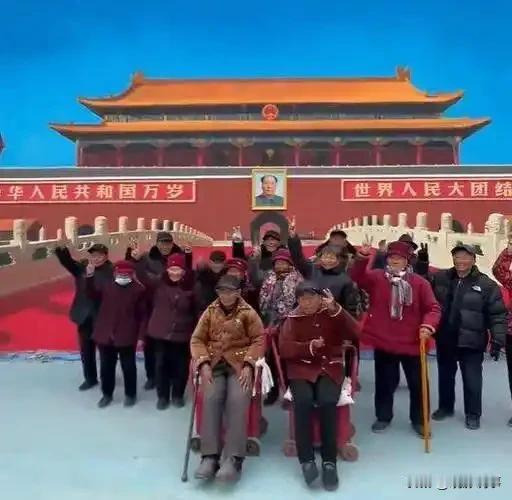 元旦假期，河南商丘的“天安门”墙画村成为热门打卡地，游客数量达到5万人。据悉，这