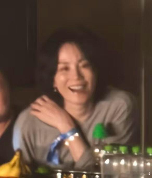 王菲来看那英演唱会王菲来看那英演唱会了，还送了花篮，羡慕现场的粉丝们！