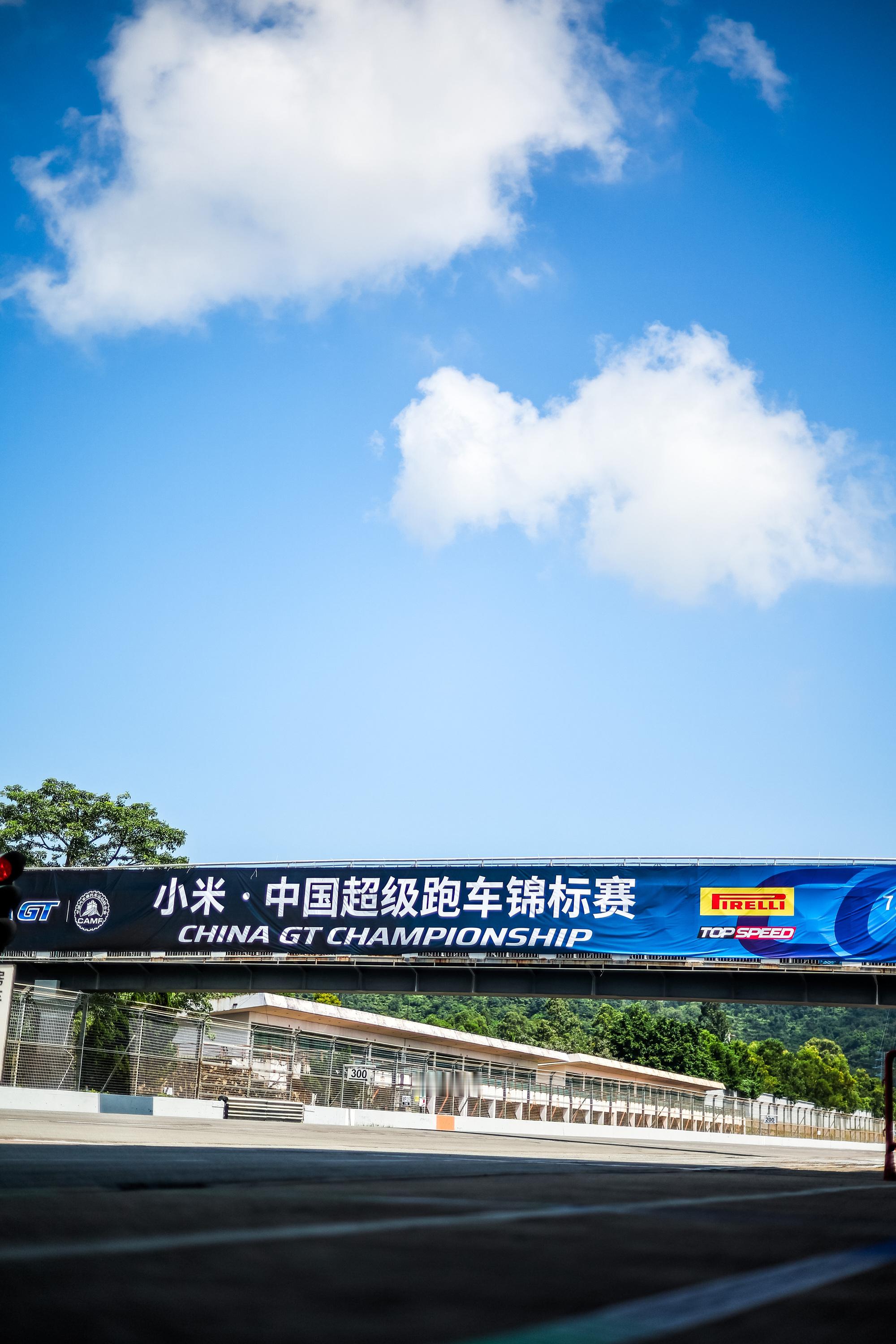 看台上王一博 粉丝们的热情你们哥哥的原图输出 拿走不谢我的赛车过直线有些慢别嫌弃
