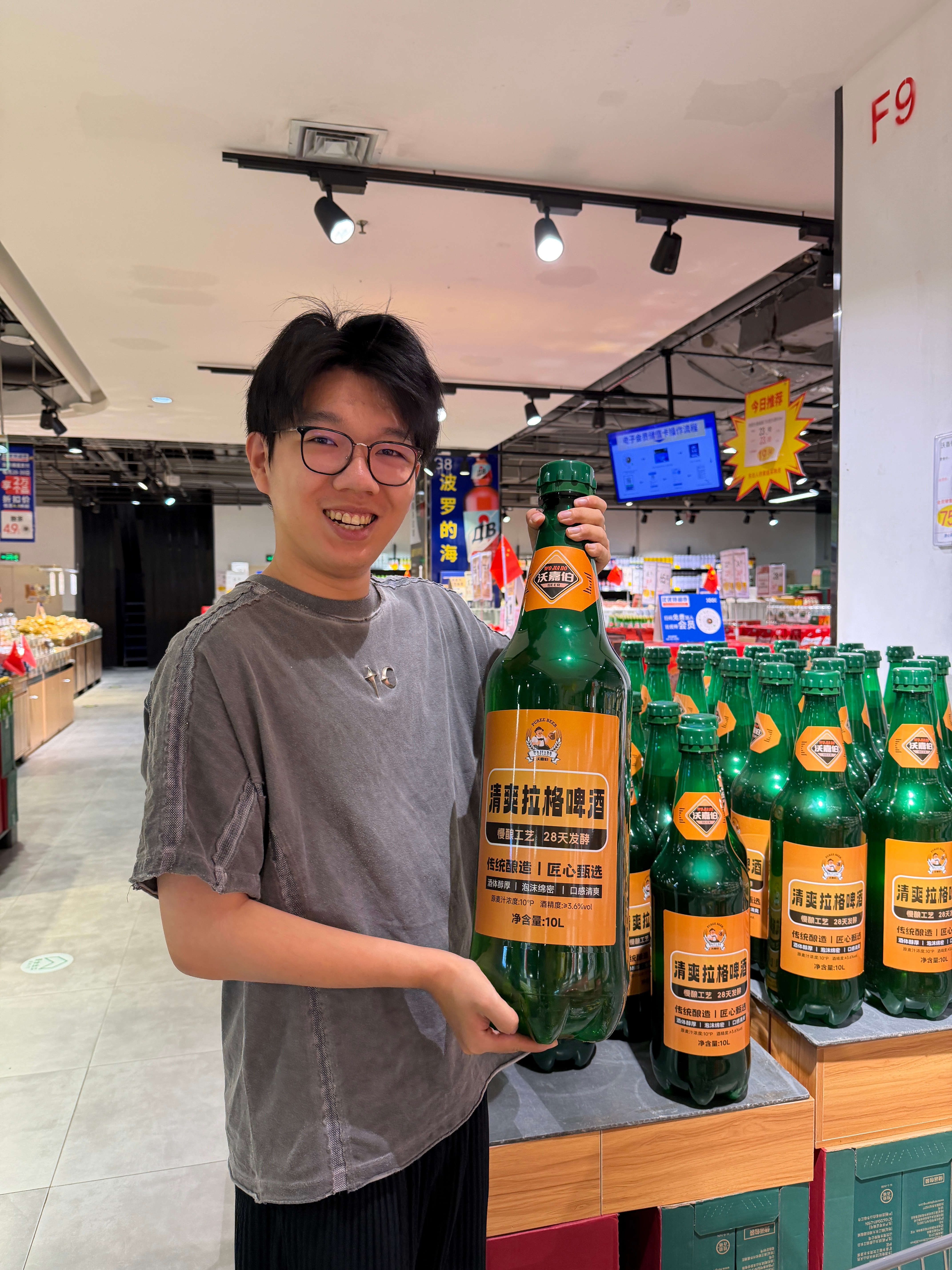 不愧是我大东北，啤酒瓶这么老大一个～[酷] ​​​