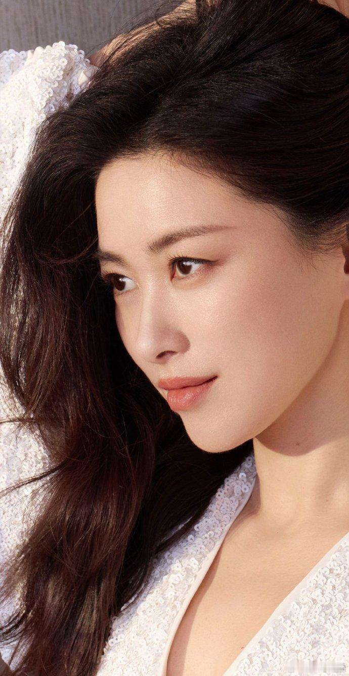 朱珠的贵气感穿搭夯爆内娱朱珠的侧颜确实很曼妙 朱珠的穿搭审美绝了！不靠大牌堆气场