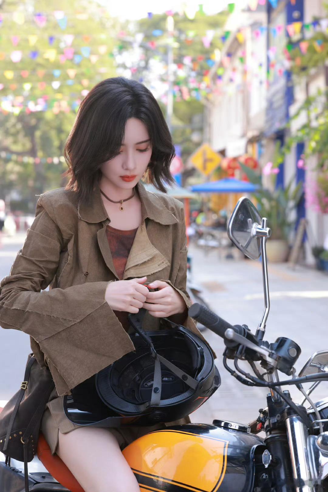 孟子义海边捧花野生美 看她在海边的捧花姿态，简直就是对生活的热爱，每一次展现都能