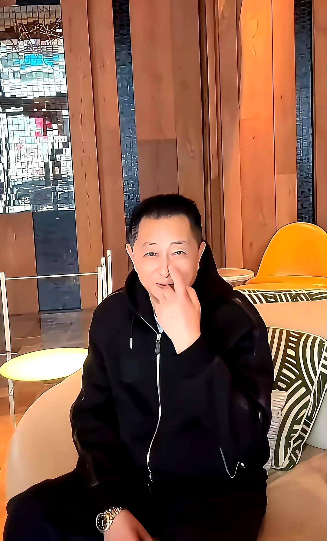 离婚四十年，与前夫组团赴台陪产。
 
张兰的逻辑很直接。不认前仇，只认血脉。汪大