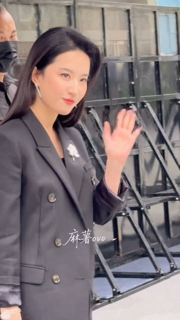 刘亦菲黑西装白胸花 细节满分大方得体 不愧是刘亦菲 一开始还没反应过来为什么穿一