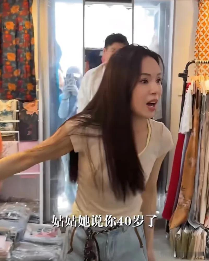 近日，60岁的李若彤被服装店主认成40岁，不过她确实好显年轻啊，60岁的发量和发
