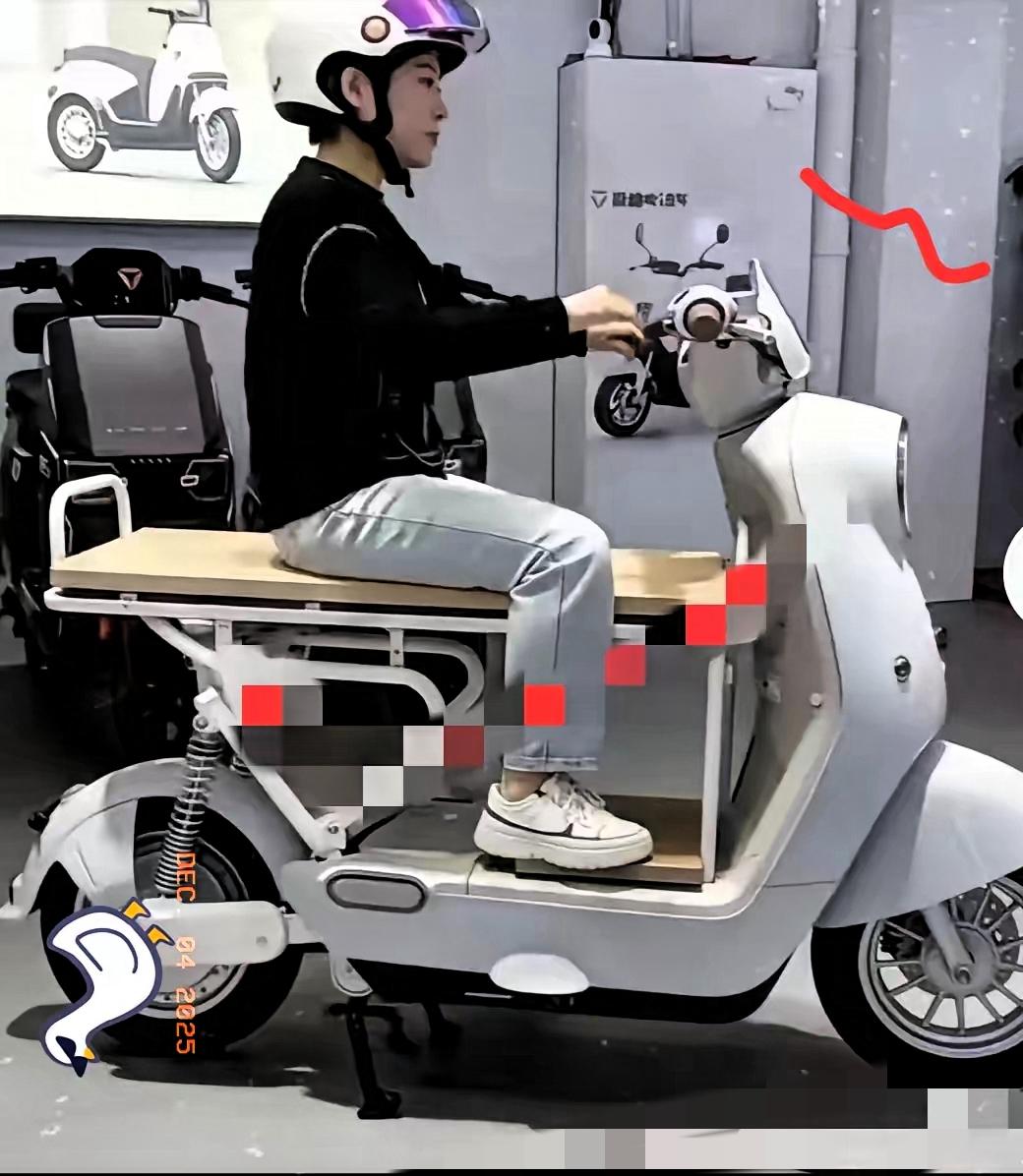 果然是上有政策下有对策！电动车新国标刚落地没几天，

不少网友就偷偷改车，解限速