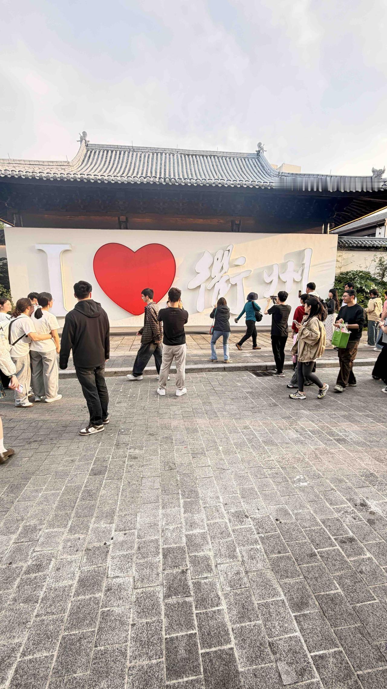感觉五一节，浙江全省都来衢州吃美食了，到处都是排队排队排队等吃！
